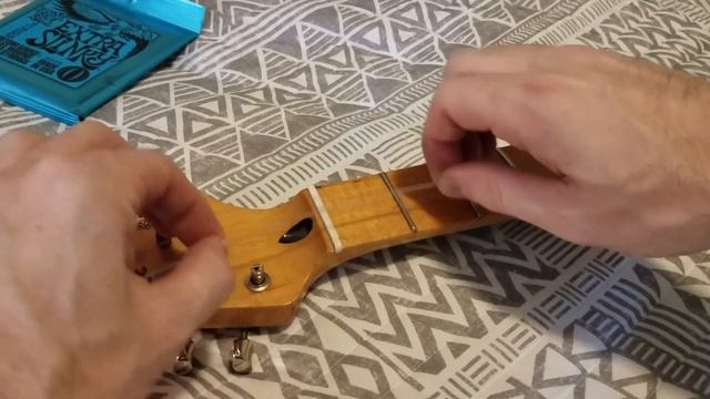 Installing guitar strings correctly on Fender vintage style slotted tuners (machine heads) смотреть онлайн