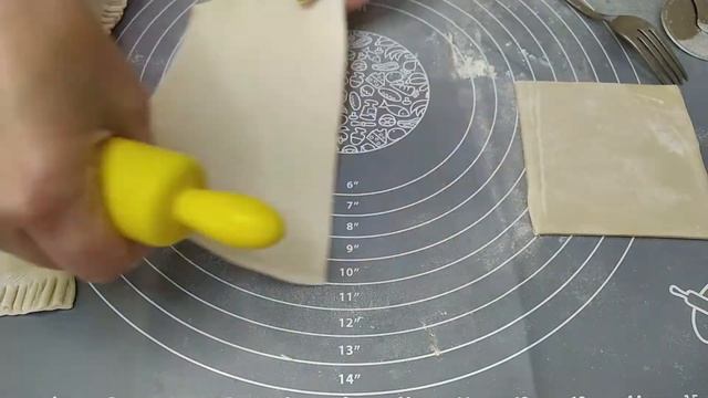 Самые простые и быстрые сочники с творогом из слоеного теста смотреть онлайн