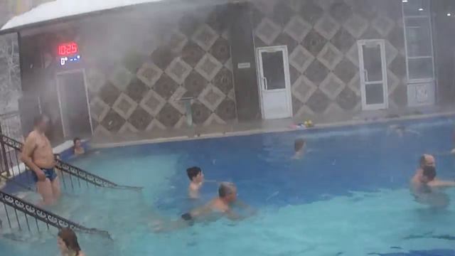 Снег и холод , а мы купаемся.Видео Нусратуллина Ф.Г. смотреть онлайн