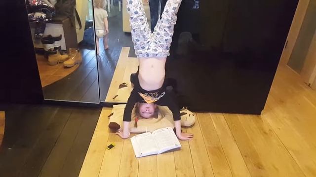 Читает вверх ногами!!! смотреть онлайн