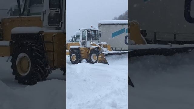 Амкодор с самодельной лопатой для уборки снега… смотреть онлайн