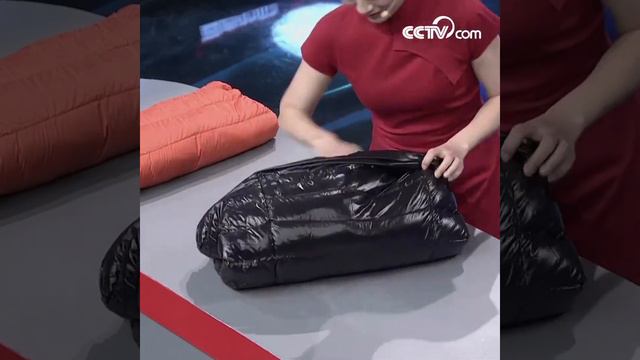 Как сложить пуховик компактно|CCTV Русский