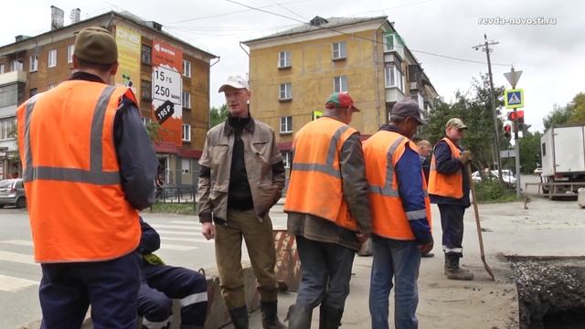 Опять ремонт. В Ревде перекрыли движение на перекрестке улиц Горького и Мира смотреть онлайн