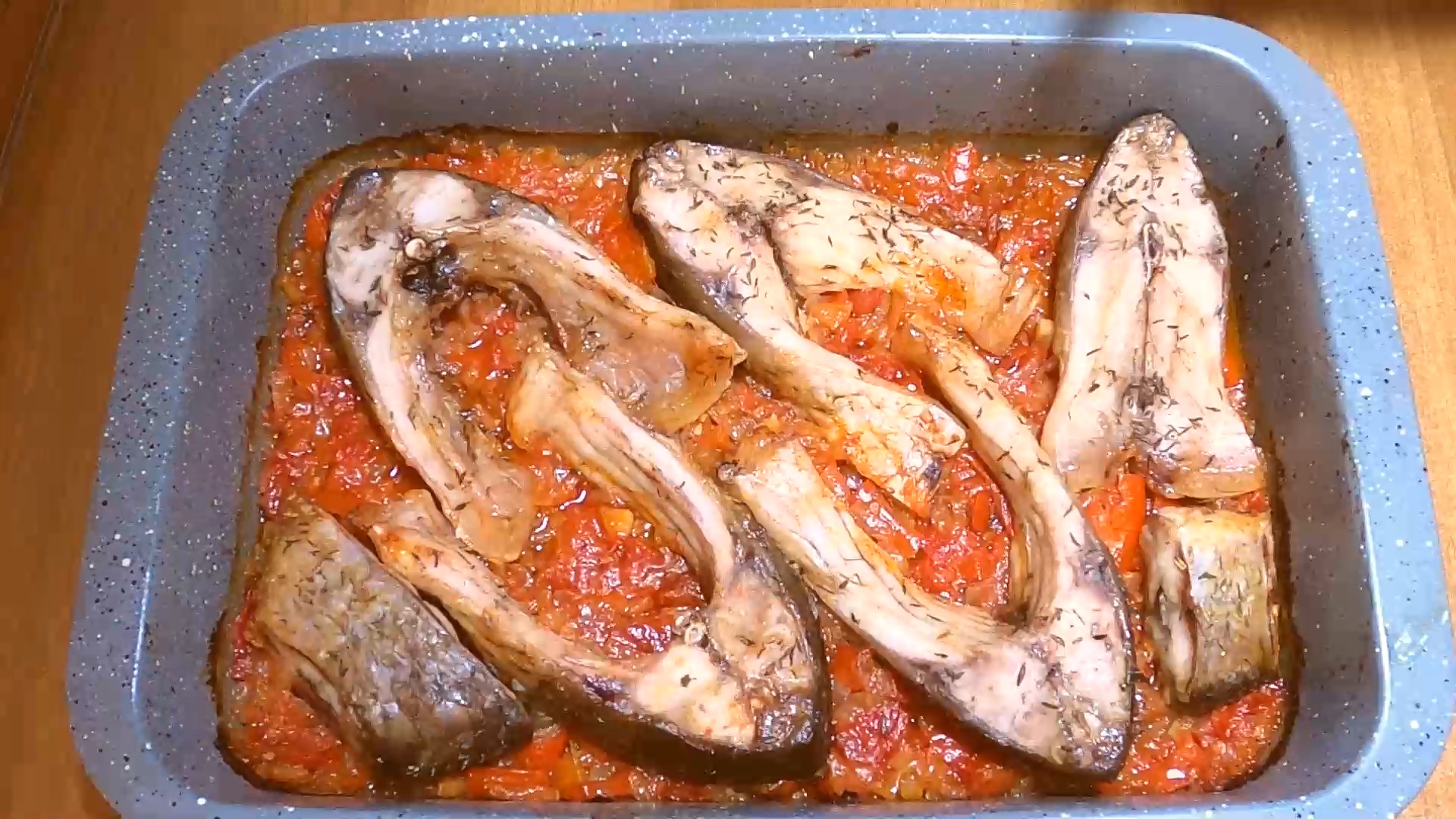 Карп в духовке на вкуснейшей овощной подушке. Нежное мясо. смотреть онлайн