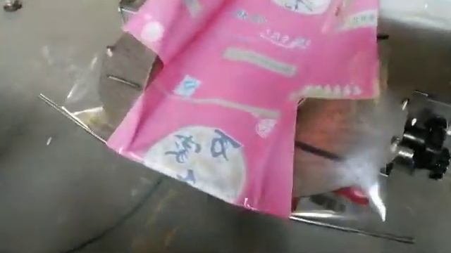 Упаковка стопок хлебцов в  пакеты флоу-пак на машине 051.55.450ХРЕ2