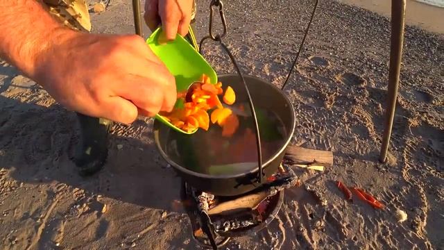 Смачная Уха на рыбалке,Судак,Лещ,Краснопёрка! смотреть онлайн
