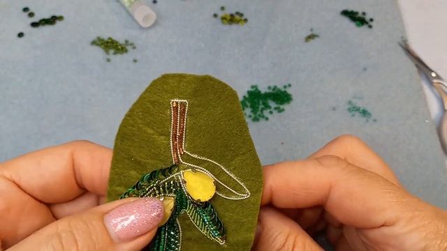 Брошь из бисера и кристаллов ОЛИВКОВАЯ ВЕТВЬ. Как сделать брошь своими руками смотреть онлайн
