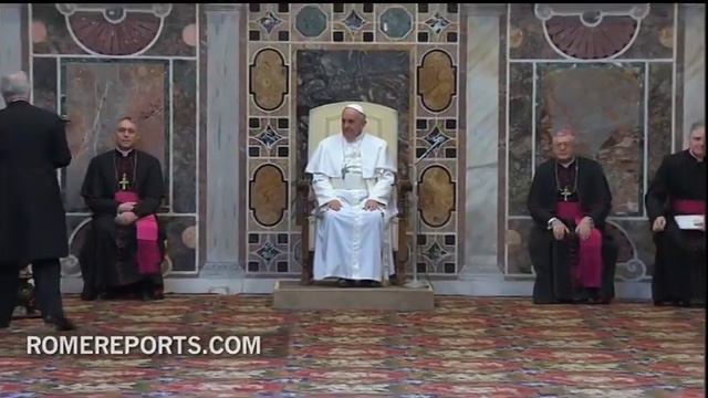 Pope Francis changes 'throne' for a white chair смотреть онлайн