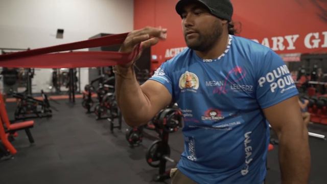 MMA Champion Attempts Armwrestling Lifts смотреть онлайн
