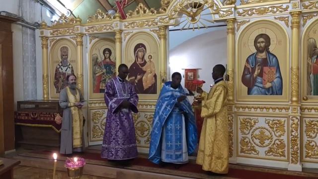 Иерей Симеон Одеке читает молитву перед причастием на атесо — языке восточной Уганды смотреть онлайн