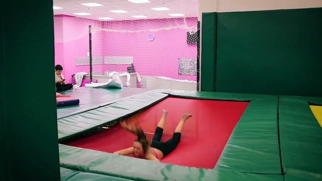 ОПАСНЫЕ ПРЫЖКИ⛔ ПОПАЛ В ДЫРКУ😱 смотреть онлайн