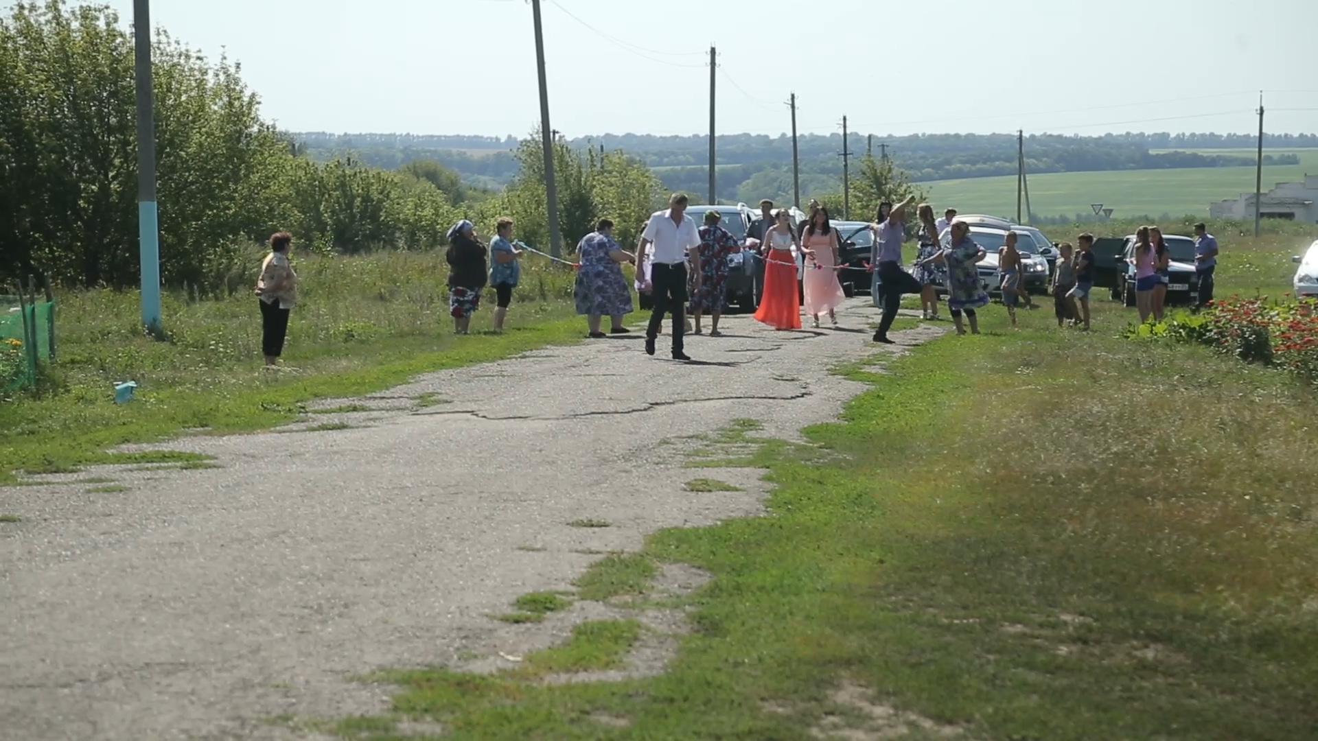 Как в деревне встречают молодожёнов смотреть онлайн