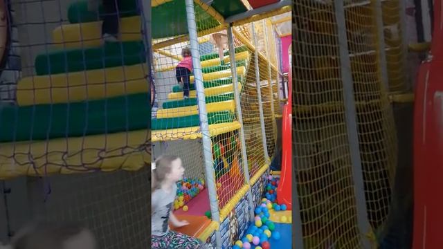 Даша в Ашан лабиринт Игры Горки Flay Парк Видео Top Toys for children смотреть онлайн