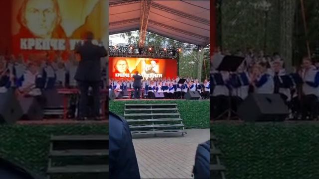 "Вставай, страна огромная" сводный хор с оркестром: хор ОГДА, хор PrimaVera, хор "Пересвет" смотреть онлайн