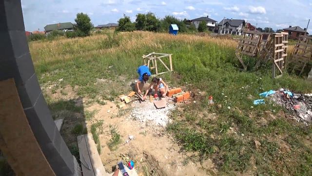 Привел девочек на стройку пожарить... мясо.