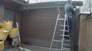 Замена внутривального привода на рулонных воротах