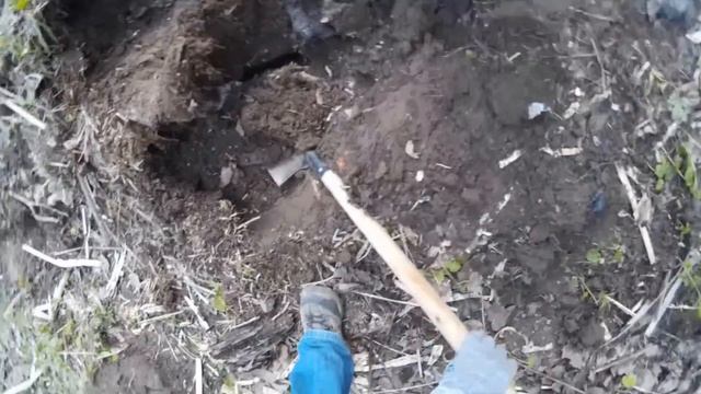 ВЫКАПЫВАЮ ЧАСТЬ АВТОМОБИЛЯ В ЛЕСУ! смотреть онлайн
