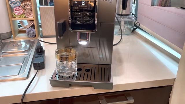 Mở hộp và chạy rửa tráng Máy pha cà phê tự động DeLonghi Dinamica Plus ECAM 370.95.T смотреть онлайн