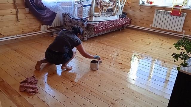 Чем мы занимаемся дома?! Лакируем полы. смотреть онлайн