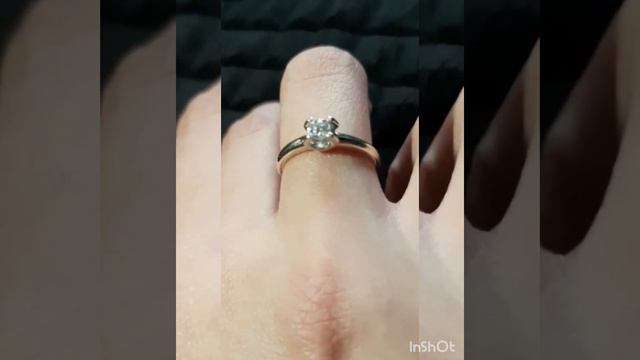 золотое кольцо с бриллиантом от Valtera