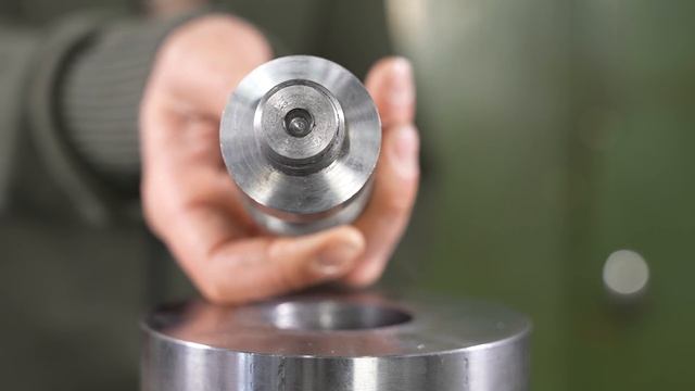 Which Are Stronger Inch or Metric Bolt Threads? Hydraulic Press Test! смотреть онлайн