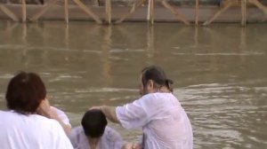Купание в реке Иордан во время паломничества