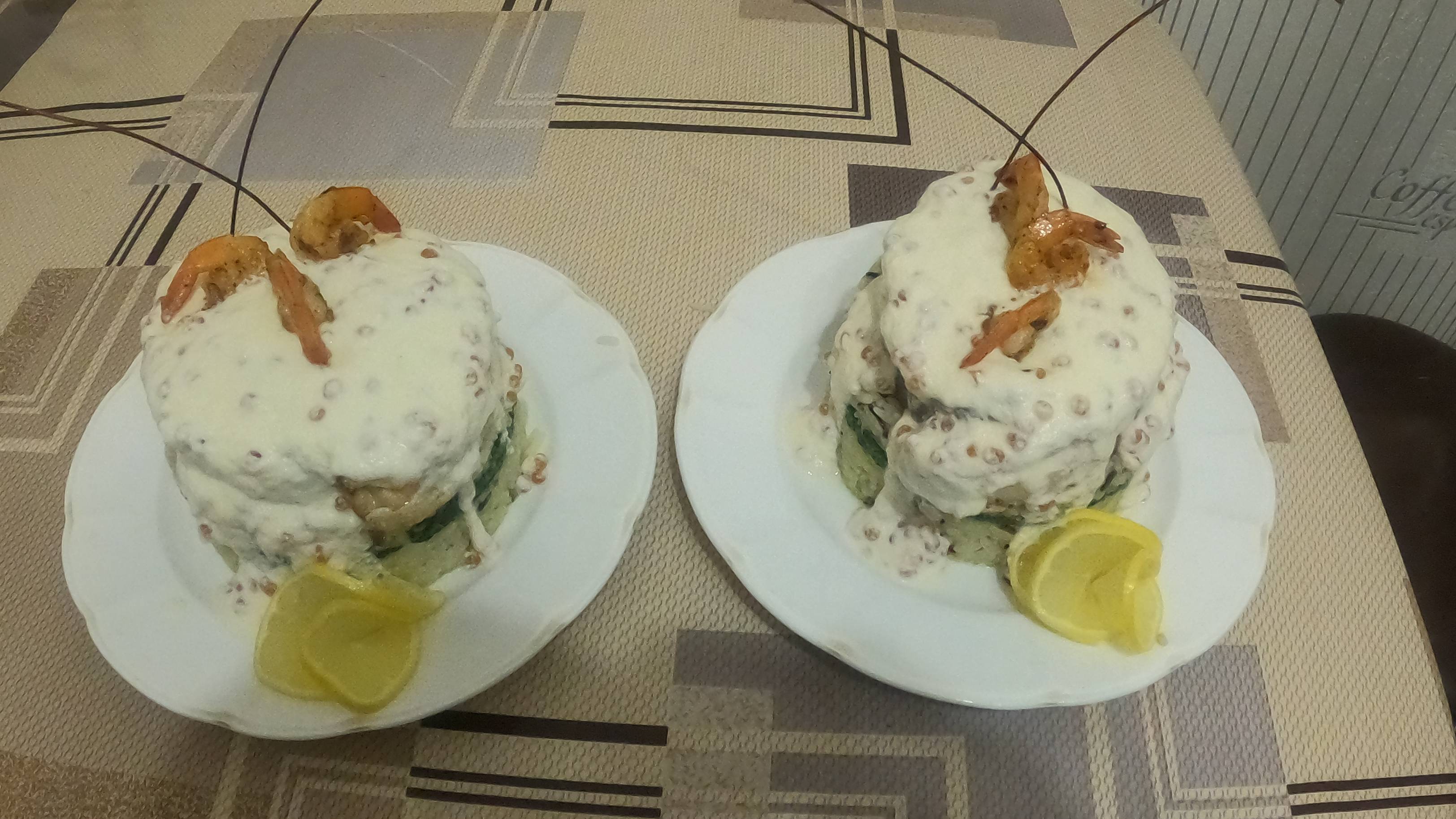 Семга на рисово-шпинатной подушке,под соусом кавьяр