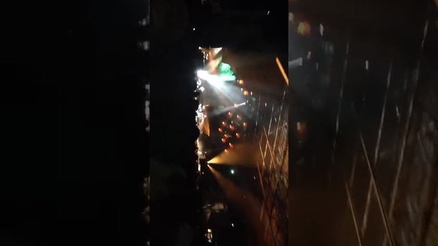 Go figure I would record Ol' Red at the Blake Shelton concert sideways.. смотреть онлайн