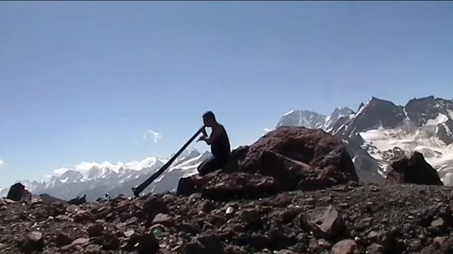 Звучание Ди-Джери-Ду проникает в самое сердце.avi смотреть онлайн