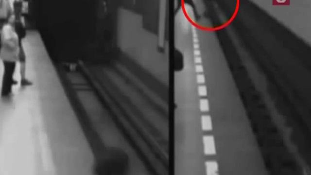 Невероятное спасение девушки из под поезда! смотреть онлайн