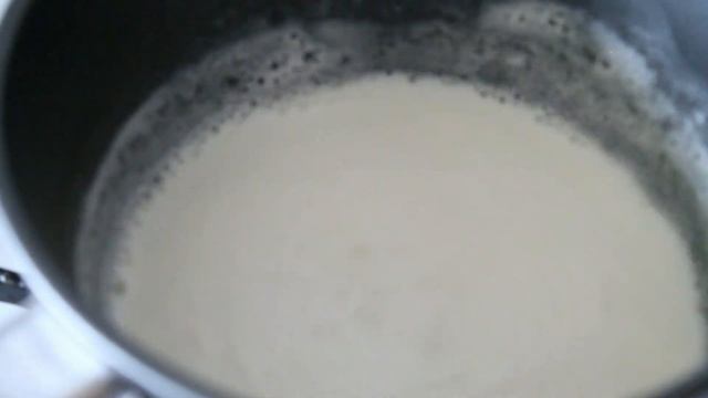 Почему молоко убегает при закипании, а вода нет? смотреть онлайн