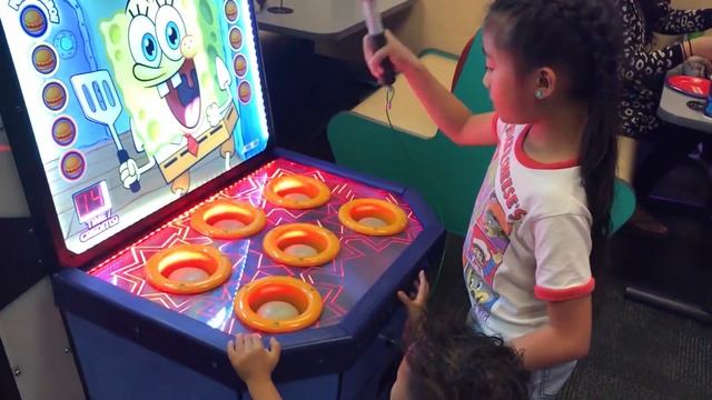 Chuck E Cheese - SpongeBob SquarePants Order Up! Whacker Game смотреть онлайн