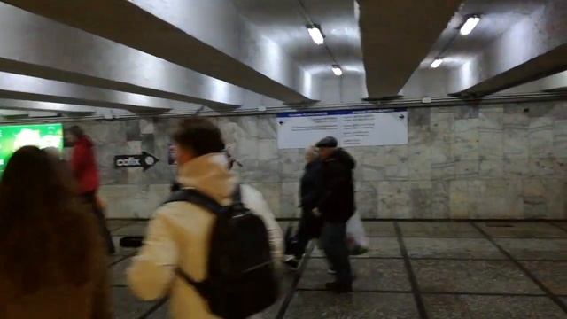 Станция метро площадь Якуба Коласа, выход в город, скрипачка играет в переходе смотреть онлайн