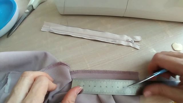 Как пришить молнию в брюках. Пошив застёжки в брюках. Как обработать гульфик в брюках. смотреть онлайн