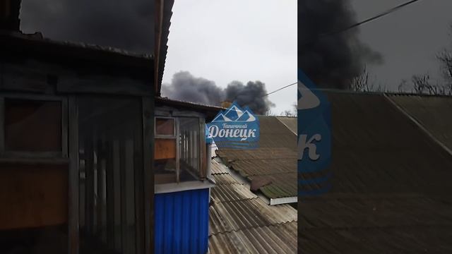 Рядом с нефтебазой в Донецке поднимается густой столб дыма.mp4 смотреть онлайн