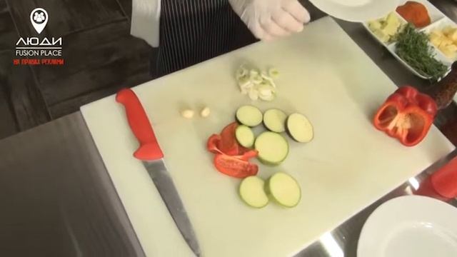 Куряче філе у беконі, фаршироване сиром. Кулінарна рубрика від шефа Бориса Теличко. смотреть онлайн
