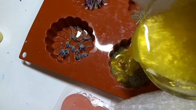 Мыло с сюрпризом//Сделали килограмм мыла//Мыло с лекарственными травами и эфирным маслом