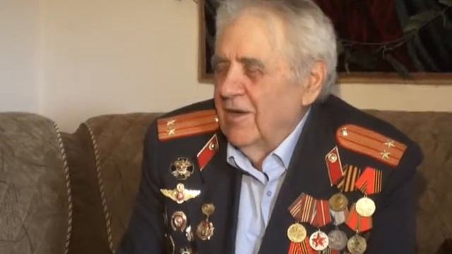 Сотрудники полиции в преддверии праздника посетили ветерана МВД - ветерана ВОВ смотреть онлайн