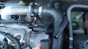 Дымит (сапунит) из маслозаливной горловины