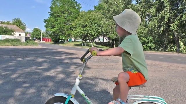 Детская прогулка на велосипеде. Село Камышное, Беловский район, Курская область. смотреть онлайн