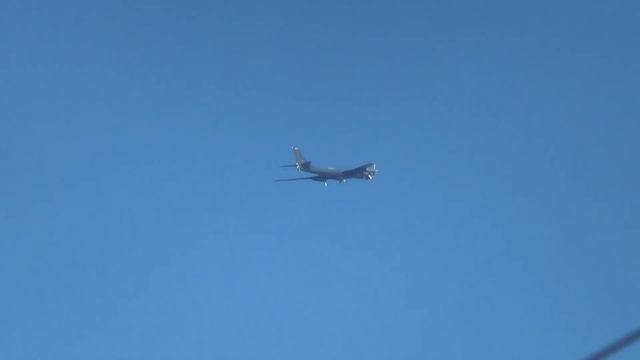 Полет стратегического бомбардировщика и топливозаправщика смотреть онлайн