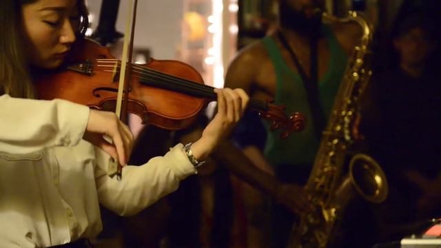 Violin and Saxophone Improvisation -- Shu & Jerome смотреть онлайн