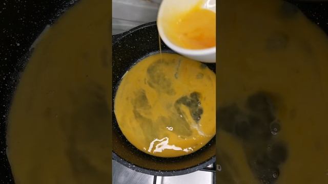 Как приготовить яичницу с маслинами, ветчиной и сыром. смотреть онлайн