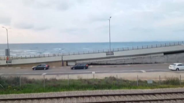 Еще один вид на железную дорогу, мосты и море в Нижней Хайфе в Израиле смотреть онлайн