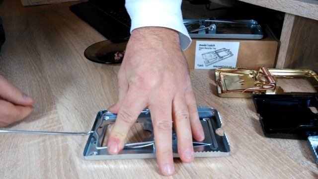 made2catch Classic Metal Rat Trap - how to safely set trap (TURN ON SUBTITLES) смотреть онлайн