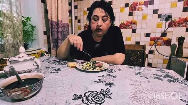 ПЯТНИЦА/УЖИН В ОДИНОЧЕСТВЕ/Мукбанг: ЯИЧНИЦА КОЛБАСОЙ.