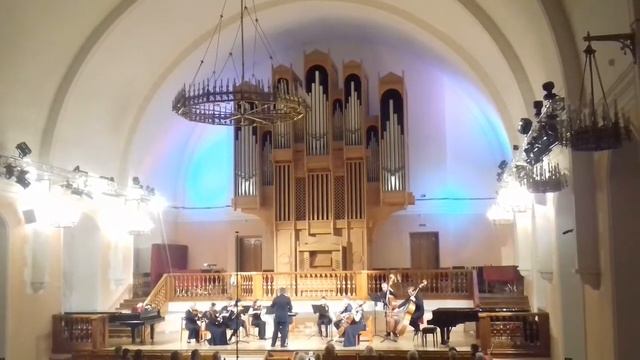 Звучание музыки в органном зале.