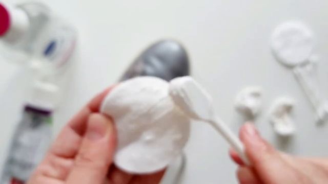 Как очистить белую подошву кроссовок | Чёрные черточки на белой подошве | лайфхаки для дома смотреть онлайн