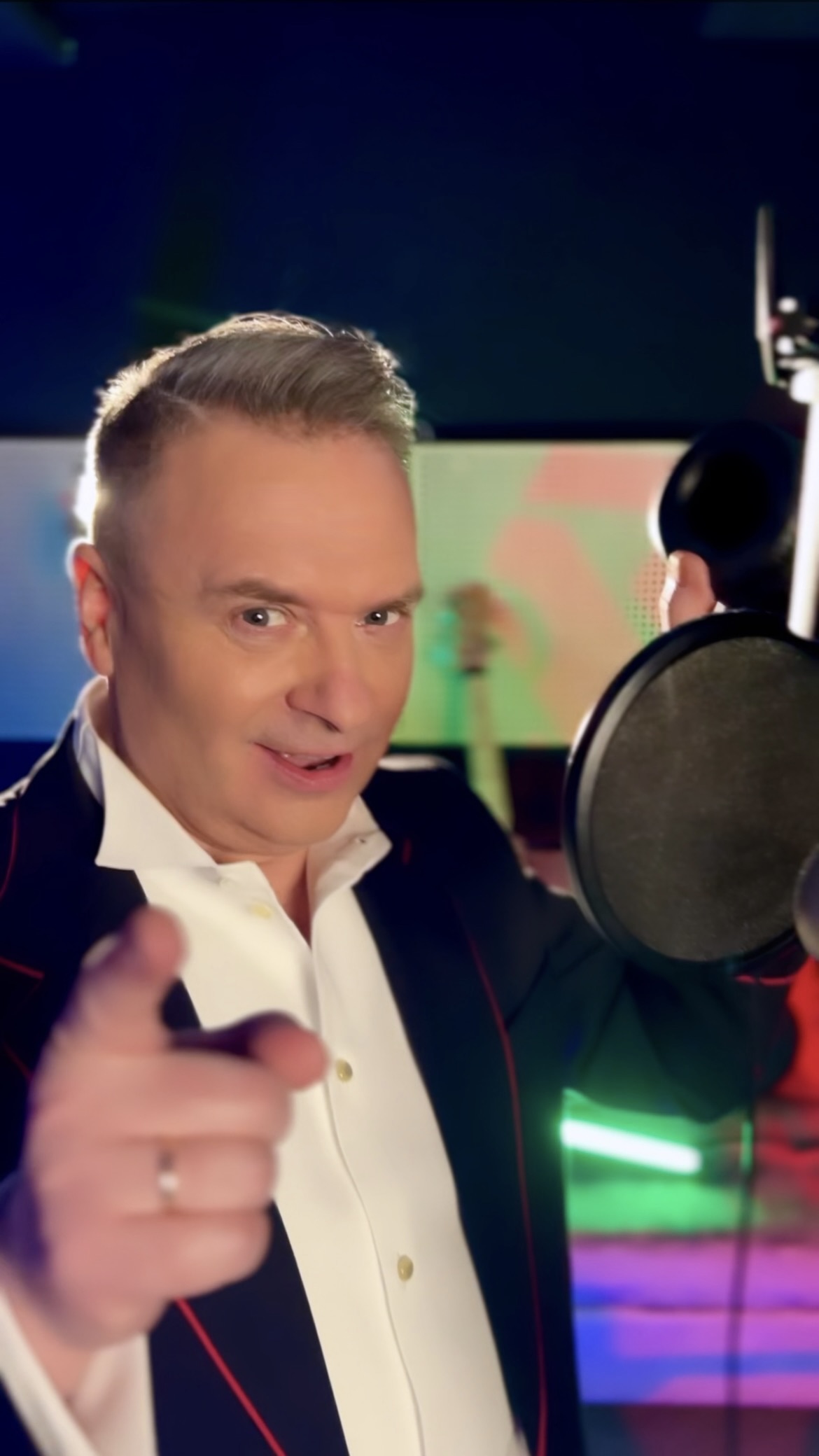 Сможет ли эта ПЕСНЯ стать ХИТОМ❓Я ЛЮБЛЮ СВОЮ ЖЕНУ ❤️ #добронравов #ялюблюсвоюжену смотреть онлайн