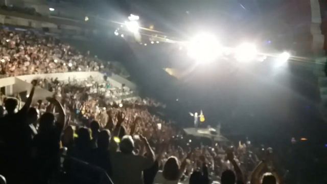 Bryan Adams se despedindo no final do Show em São Paulo смотреть онлайн